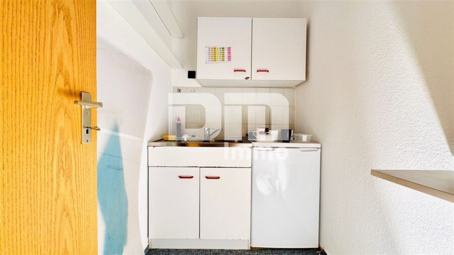 Schön zentral gelegenes Büro mit Balkon und Tiefgaragenstellplatz - Pantry Küche